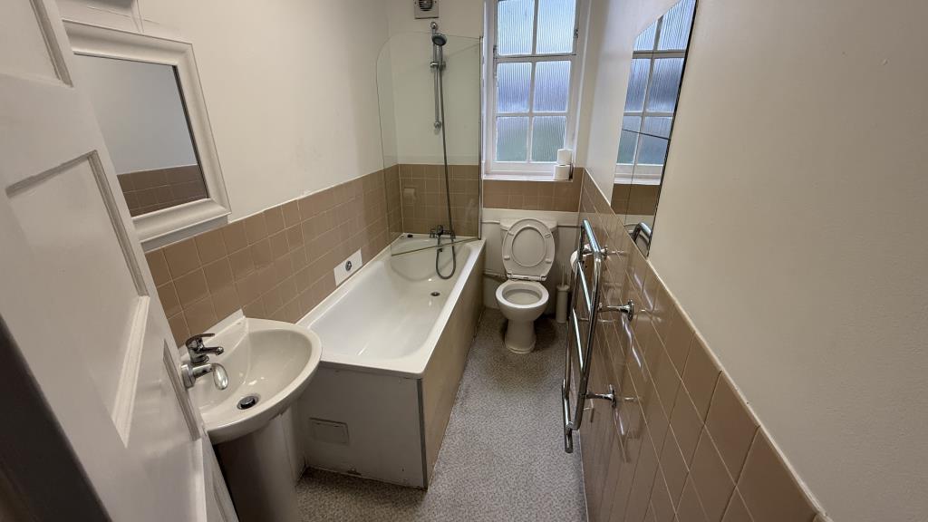 Lot: 127 - LONG LEASE TWO-BEDROOM FLAT FOR INVESTMENT OR OWNER OCCUPATION - Internal image of bathroom